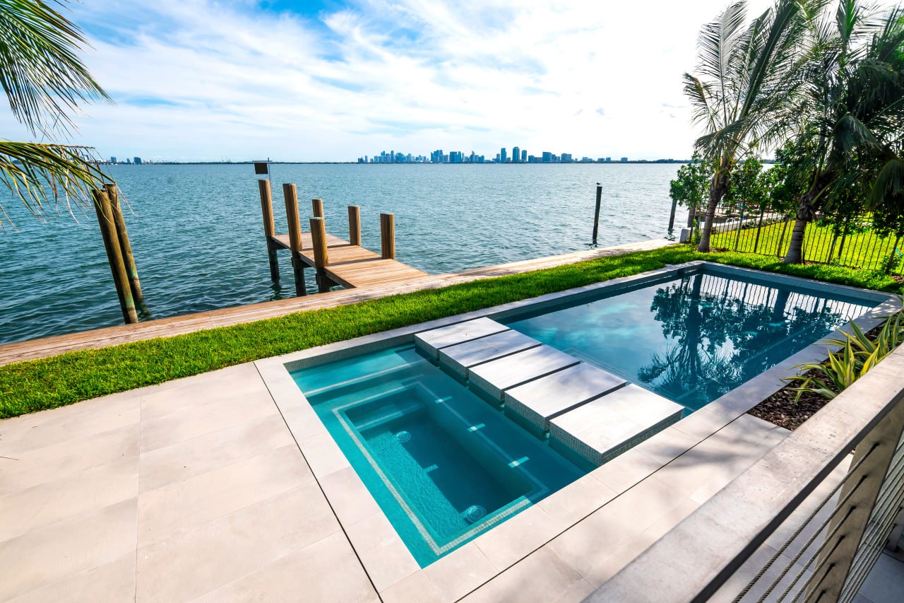 Piscina de lujo frente al mar con muelle y vista de Miami